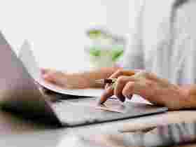 Arbeitender Mann am Laptop