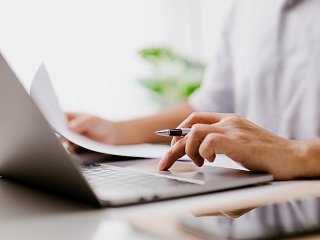 Arbeitender Mann am Laptop