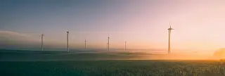 Ansammlung von Windrädern in einem Windpark